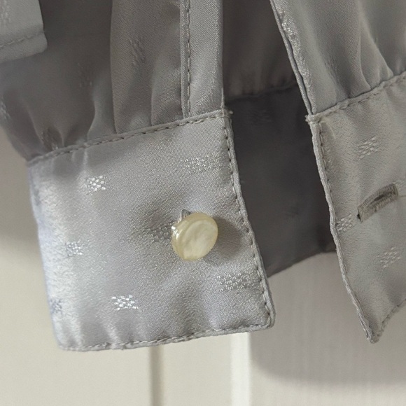 FEMININE DRESSY LIGHT GRAY WITH SHEEN BLOUSE AND IRIDESCENT WHITE BUTTONS SIZE 6 - Picture 8 of 11